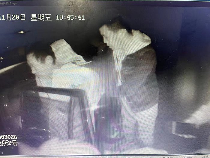 警方在渔船上将其抓获。图片来源：上海警方