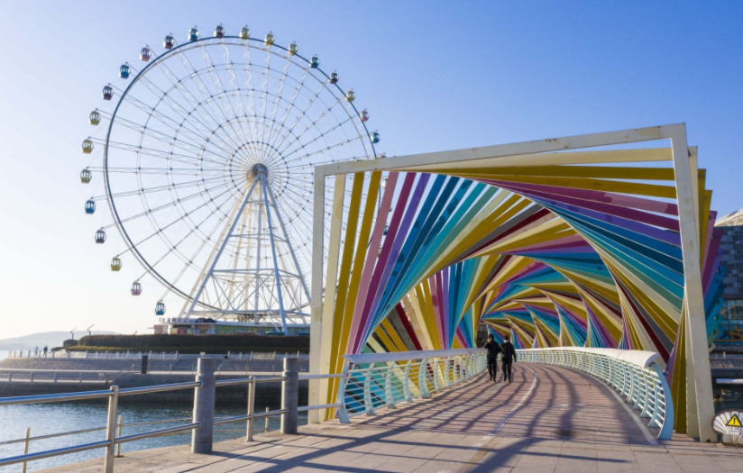 西海岸新区唐岛湾滨海公园内的彩虹桥色彩斑斓,宛如彩虹飘落在海面上