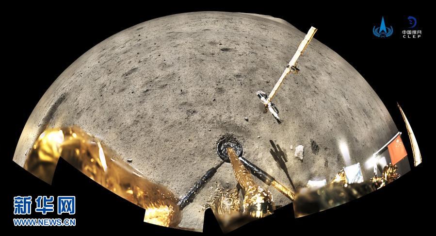2020年12月4日，国家航天局公布了探月工程嫦娥五号探测器在月球表面国旗展示的照片。新华社发（国家航天局供图）