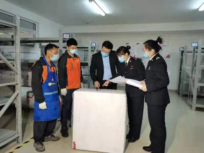 重庆海关所属两路寸滩海关关员现场检查动物源性中药材仓库管理制度落实情况。重庆海关供图
