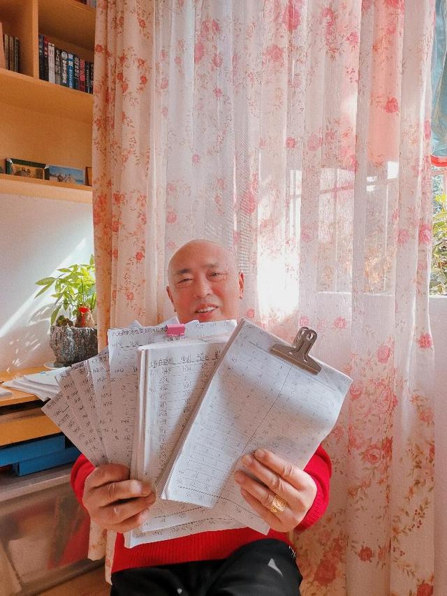 坚持一年多 记满八百页 六旬大叔每天手动记录全球疫情数据休闲区蓝鸢梦想 - Www.slyday.coM