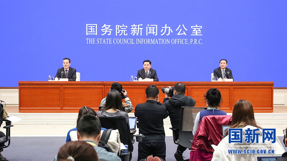 国务院国资委秘书长,新闻发言人彭华岗表示,中央企业的债务风险总体