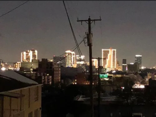 显示休斯顿市中心空空如也的办公大楼还通电，但居民区停电 图源：社交媒体