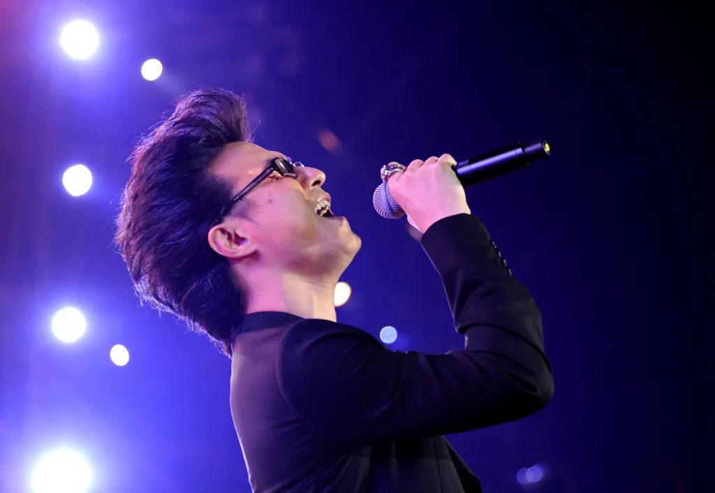 演唱会上,汪峰多次以"飞机头" 造型示人(图源:视觉中国)他获得了世俗