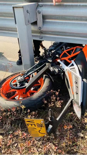 太年轻26岁女车手一个动作撞护栏身亡所骑摩托号称弯道火箭