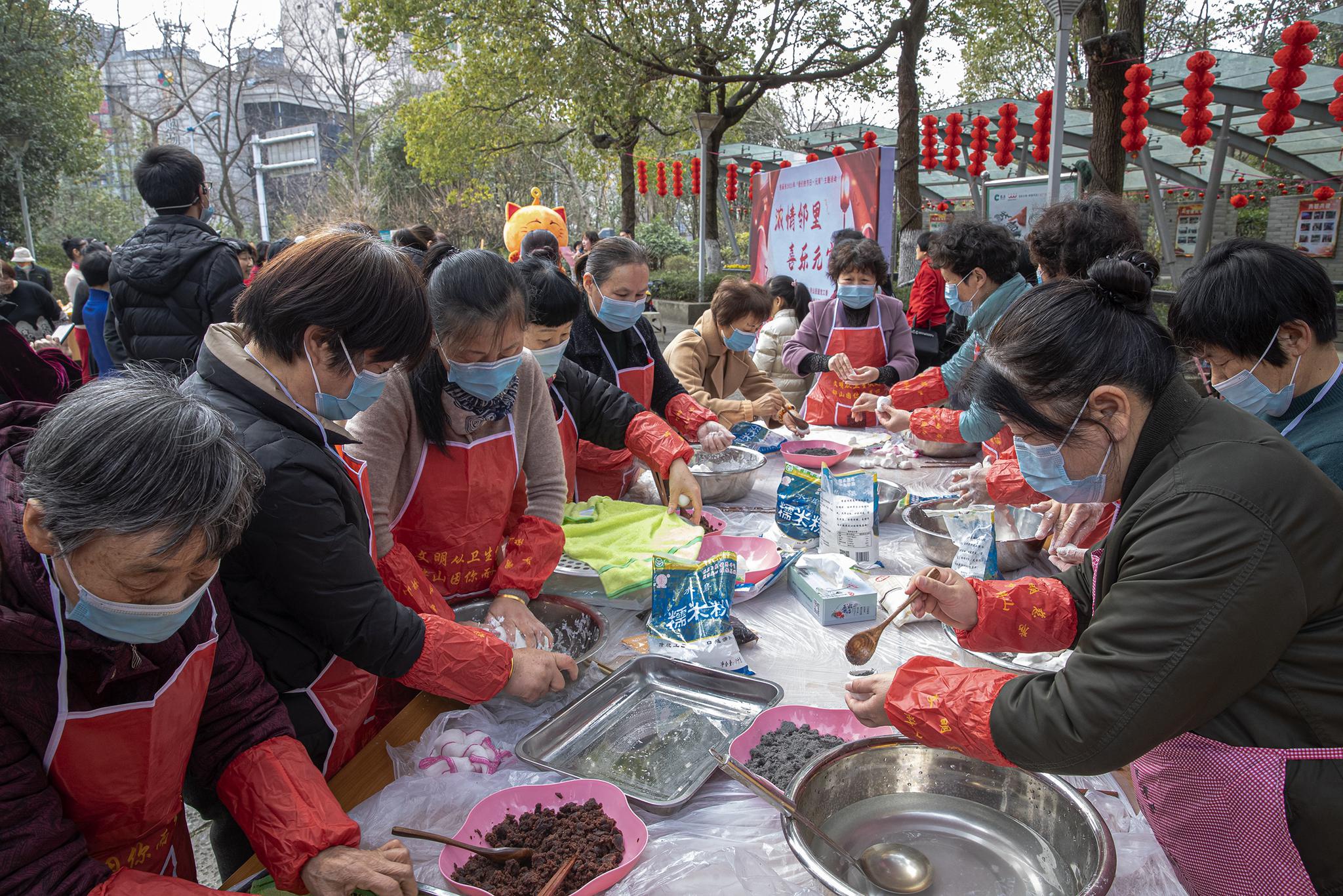 街道古塘社区在虎屿公园举行了"浓情邻里喜乐元宵"主题活动,包汤圆,猜