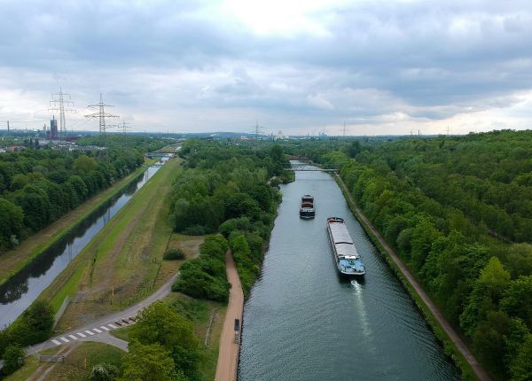 资料图：货船航行在德国埃森埃姆舍河上。（新华社）