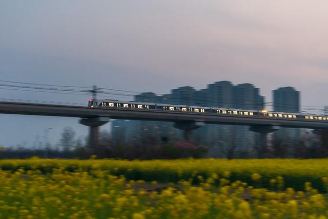 城事|搭上"开往春天的列车",追寻生活中诗与远方|凯里|渝中区|列车