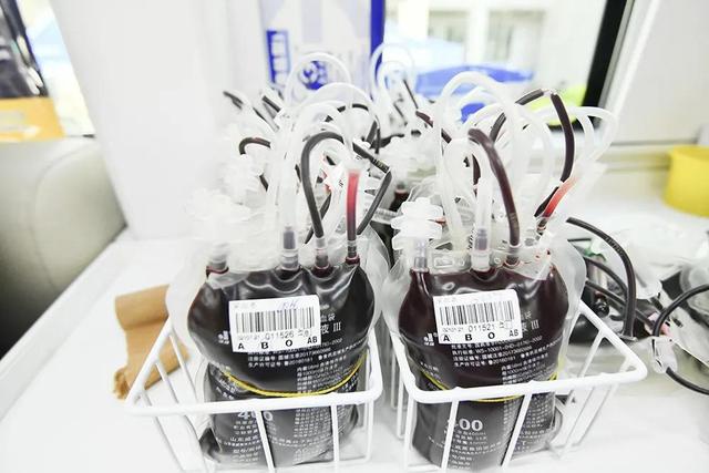 驻地血库告急!火箭军某部官兵紧急献血|火箭军_新浪新闻