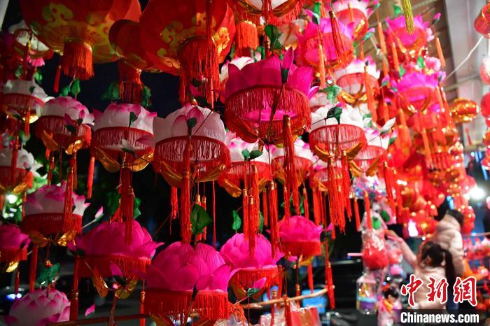 福州传统手工花灯走俏