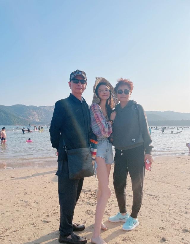 张大奕太敢秀!穿超短裤身材真惹眼,开春气质风学她来"斗艳"