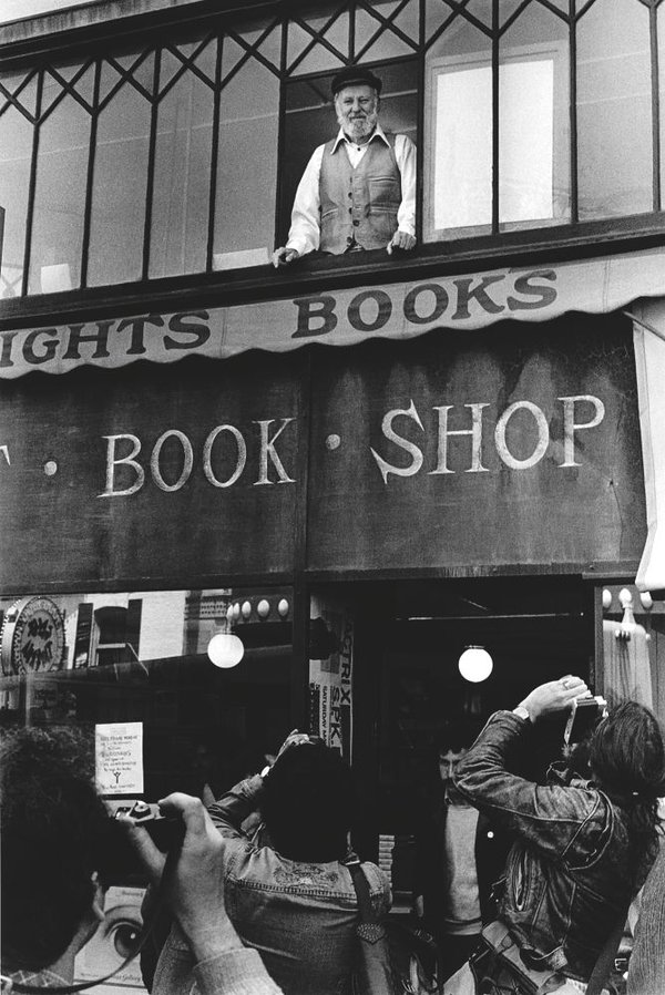 费林盖蒂与城市之光书店。图片来源：citylights.com