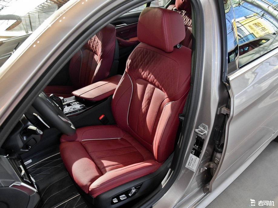 兼顾运动感与实用性 小哥带你一起看宝马5系