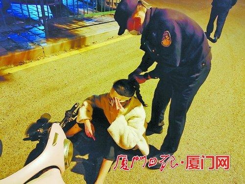 女骑手摔伤流血 民警热心救治