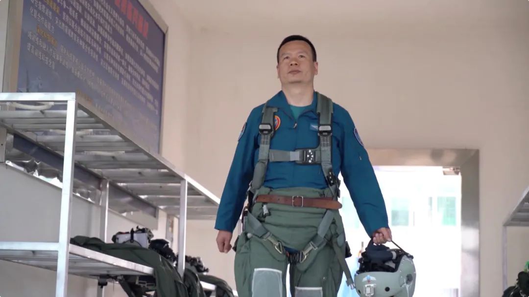 2月23日,在南部战区空军某旅飞行训练现场,飞行员王建东正在做飞行前