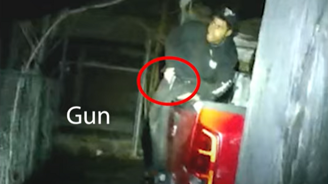 图说：视频显示，当时莫拉莱斯手持手枪