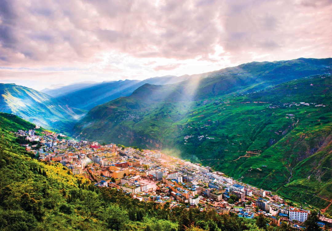 四川省人民政府宣布四川省所有贫困县全部脱贫摘帽,图为霞光中的金阳