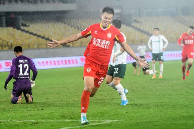 长春亚泰队球员谭龙(前)在比赛中.新华社发(史康摄)