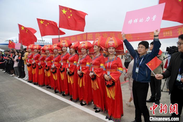 广西为参加全国脱贫攻坚总结表彰大会返回代表举行欢迎仪式
