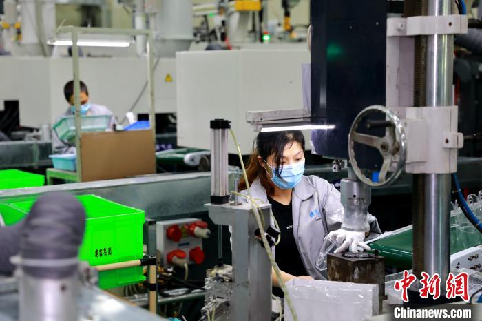 图为厦门台资企业建霖家居员工返岗复工。李思源 摄