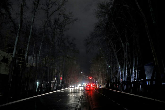  停电的德黑兰，街上唯一的光是汽车的车头灯