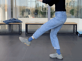 其实「叶问蹲」就是单腿深蹲,这个动作看似简单,做起来确实有一定的