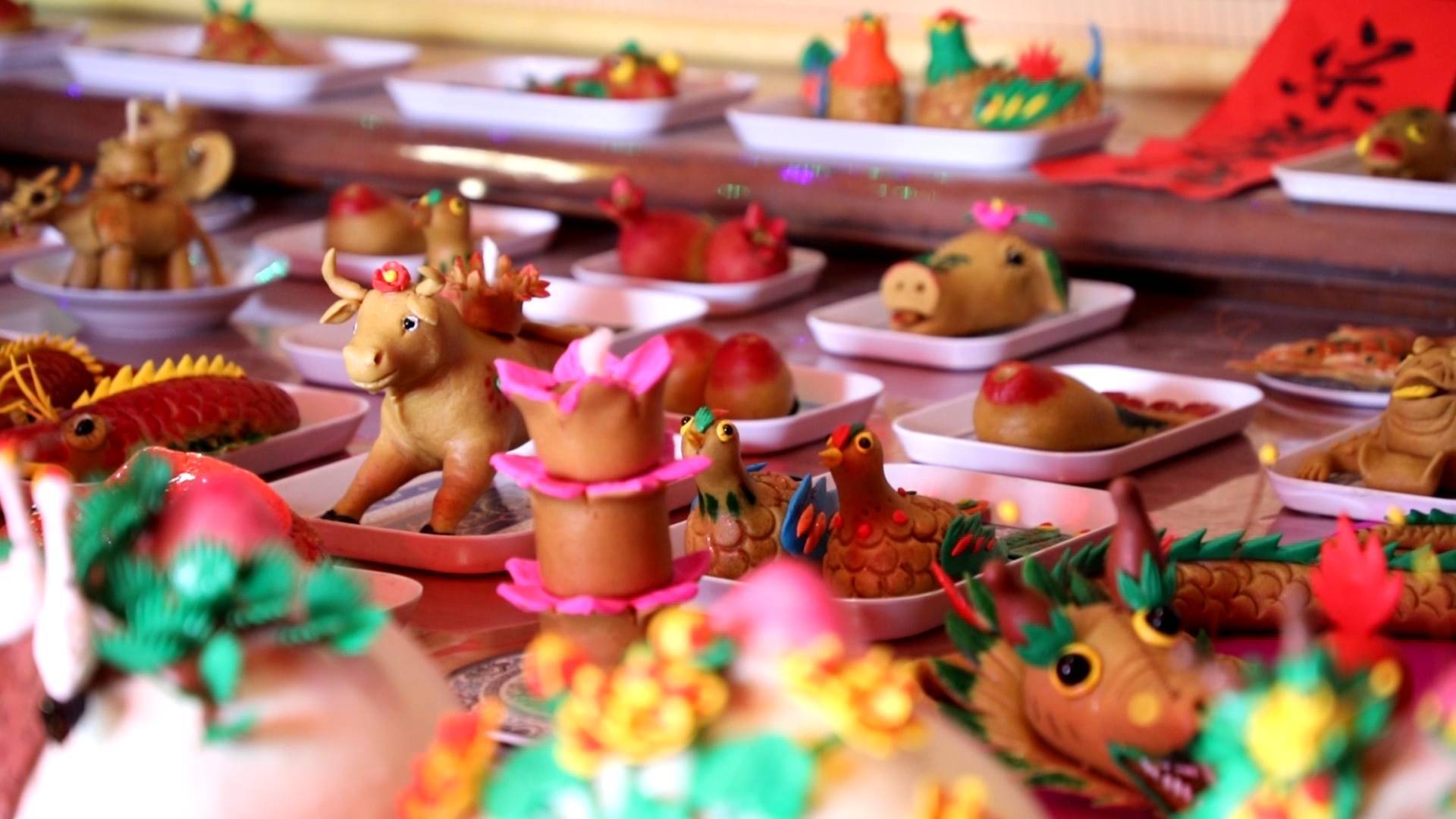 面塑顶端或背上捏一小碗,再插上灯芯,在正月十五元宵节晚上点燃后放在