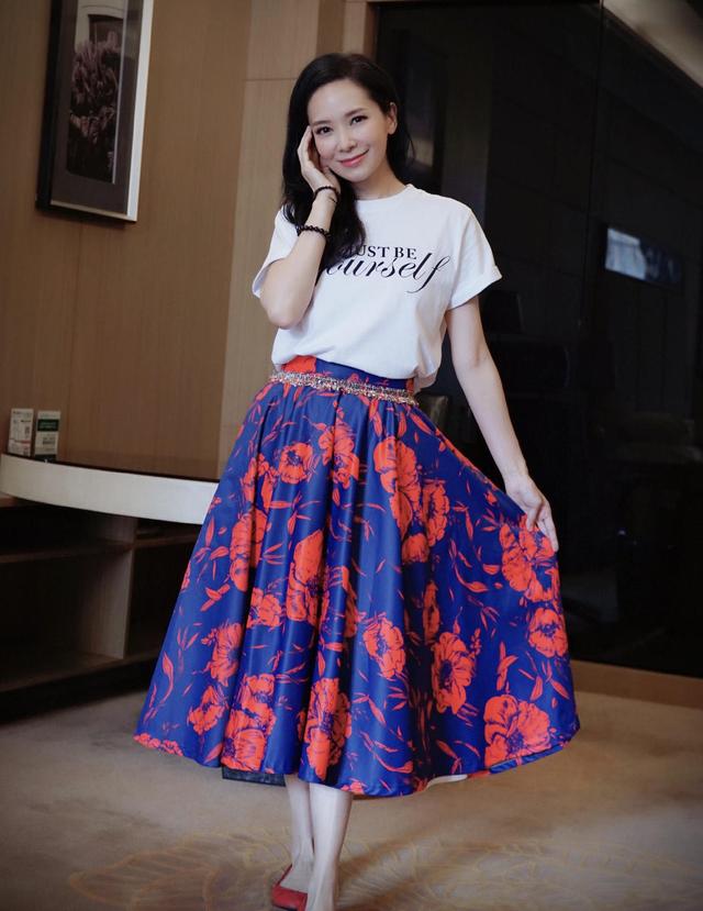 郭羡妮老了没老样都快五十了非要瞎折腾脸看着像雕塑好僵硬