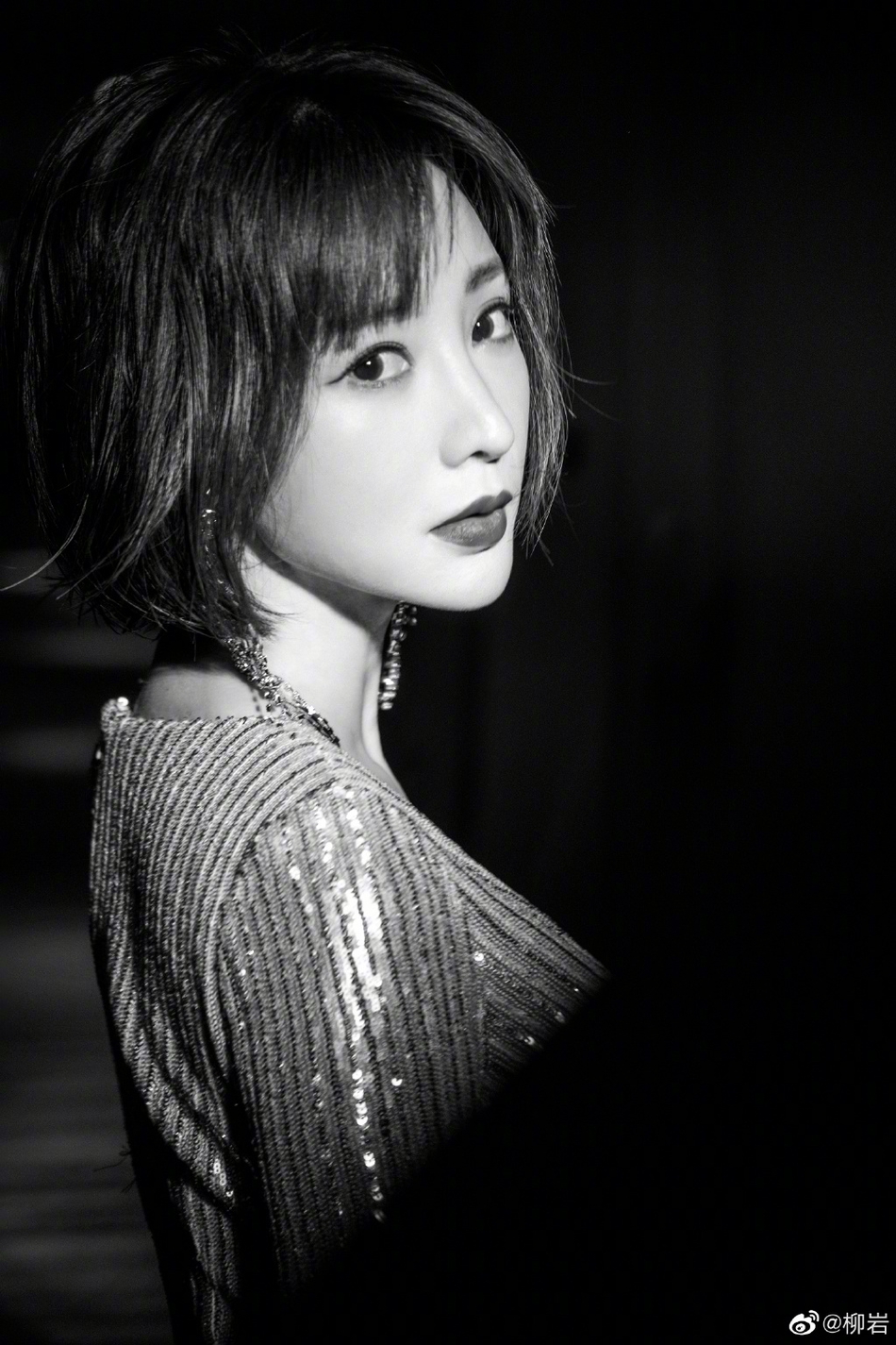 柳岩穿亮片鱼尾长裙秀s曲线 黑白光影下五官精致风姿绰约