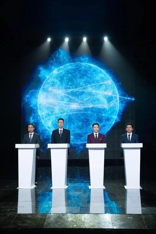 孔云龙在自我介绍里称自己是本季冠军,不仅打趣身边的搭档李云杰抠