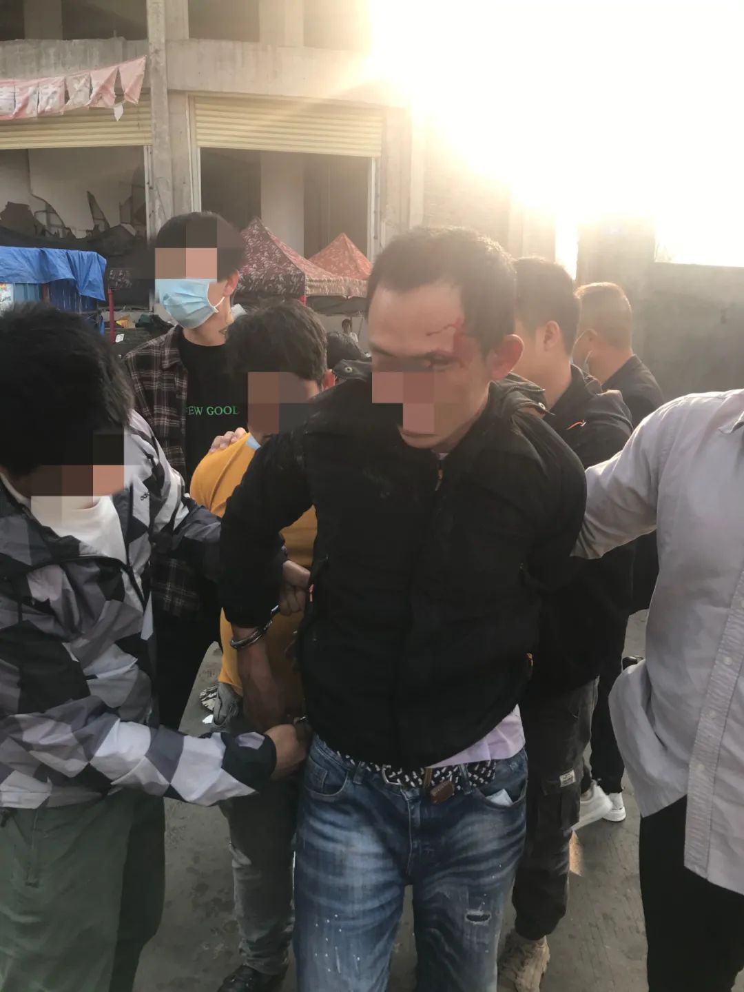 用集装箱运毒,拒捕撞警车,这个水果摊主是毒枭!