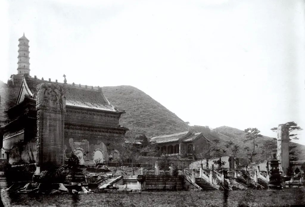 1882年前后的东岳庙(仁育宫)及正殿"玉宸宝殿"(无粱殿)1882年前后的