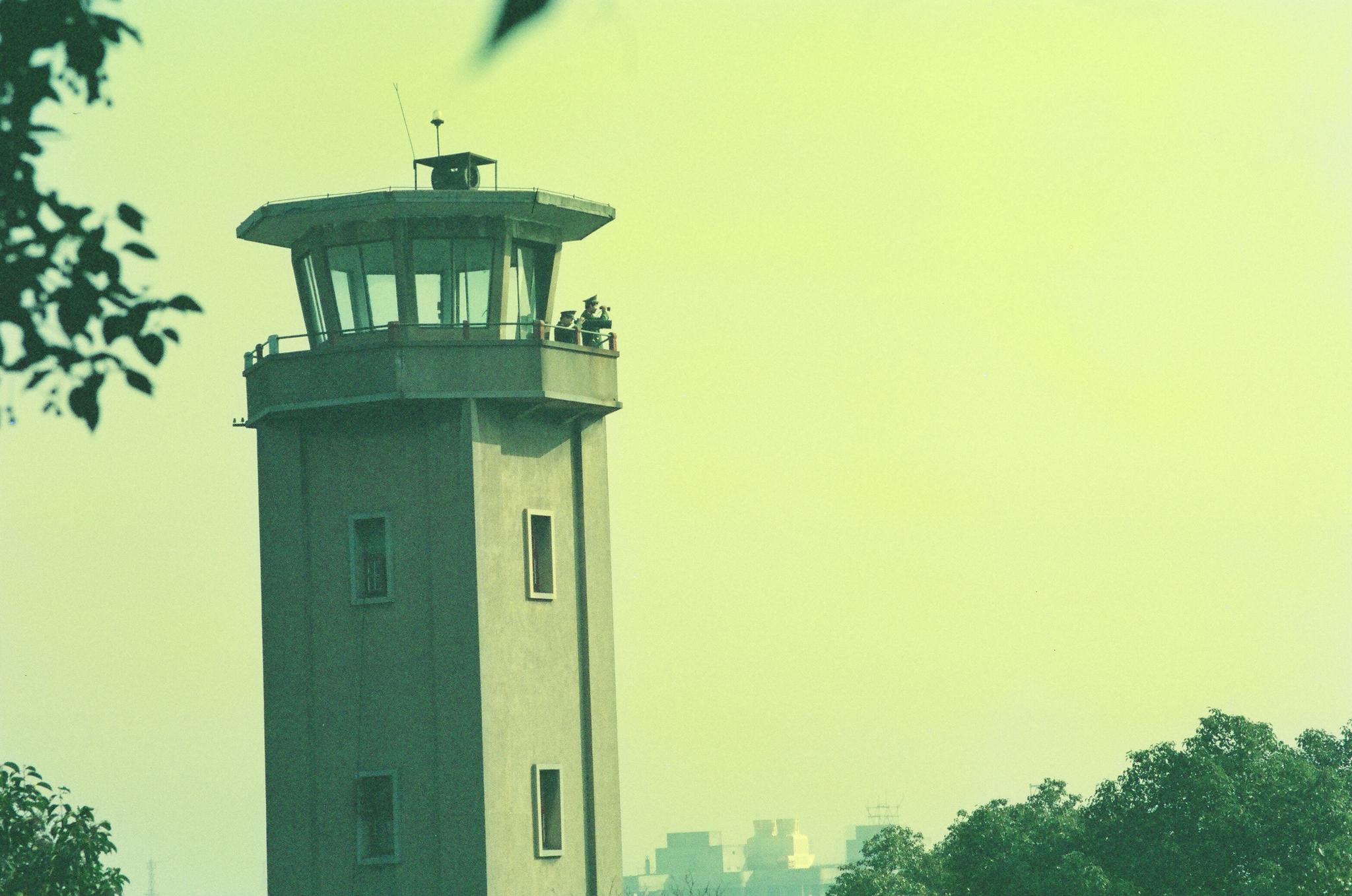 那时,在望火楼楼下,设官屋数间,驻消防队官兵,并备有水缸,沙堆,水桶