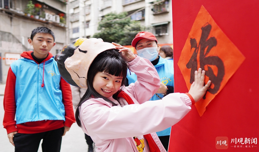 节主题活动,通过包饺子,包汤圆,猜灯谜,剪窗花,摸福字等传统文化活动