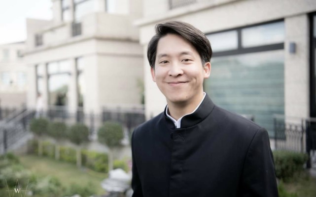 朱玲玲的这位继子名叫罗俊诚,是朱玲玲的丈夫罗康瑞和