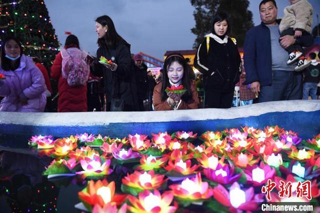 元宵节重庆民众放荷花灯祈福