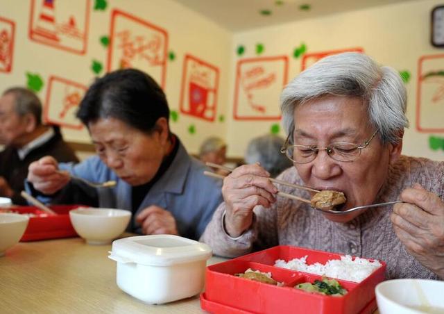 有孩子和没孩子，老了住养老院啥区别？养老院“生存法则”太现实|养老院|老人|子女