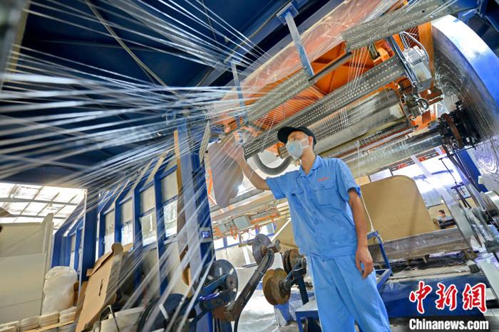 资料图：工人在车间工作。 中新社记者 王东明 摄