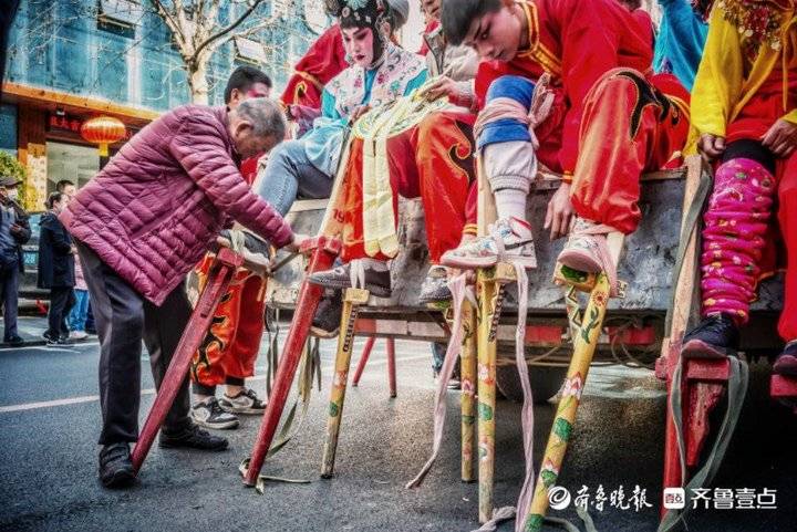 2月26日,济南市市中区经四路融汇老商埠,济南江湖艺社小超高跷表演