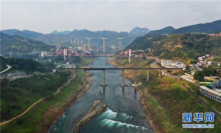 公路大桥,斜拉桥,高速公路特大桥,快铁大桥相继在贵州遵义乌江镇境内