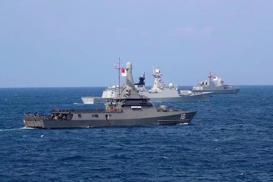 中国与新加坡海军舰艇编队联合海上演习，模拟联合搜救行动