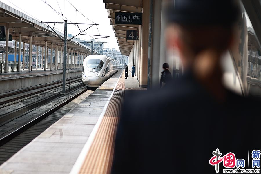 图为杨珺在站台接车.