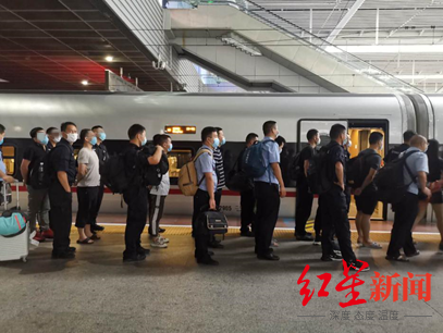 数百万部老年机被植入木马 犯罪团伙受审：2人研究生学历