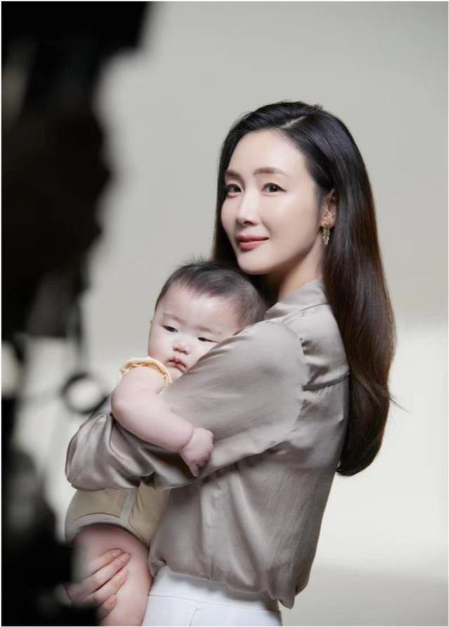 45岁崔智友晒母女合照,女儿首度曝光,皮肤雪白身形修长像妈妈