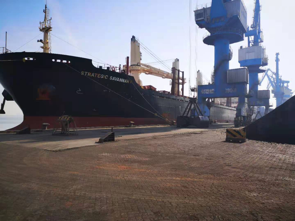 山东港口潍坊港首船外贸出口石油焦顺利离泊