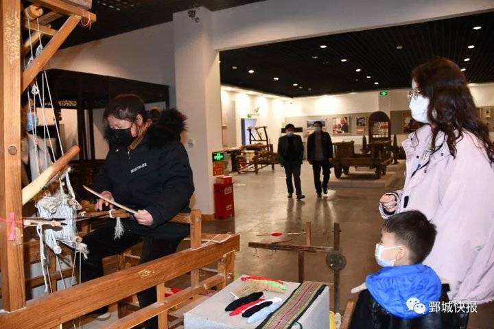 多图!菏泽曾经“很流行”的老式织布机、砖塑,您还记得吗?|博物馆|鲁锦|织布机_新浪新闻