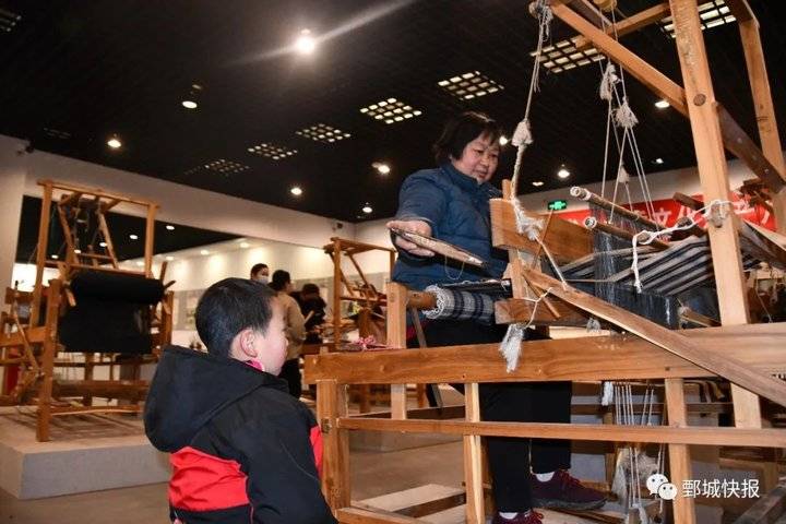 多图!菏泽曾经“很流行”的老式织布机、砖塑,您还记得吗?|博物馆|鲁锦|织布机_新浪新闻