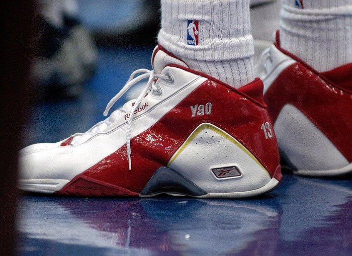 姚明穿着的绣有"yao"字样的锐步篮球鞋.图片来源:视觉中国