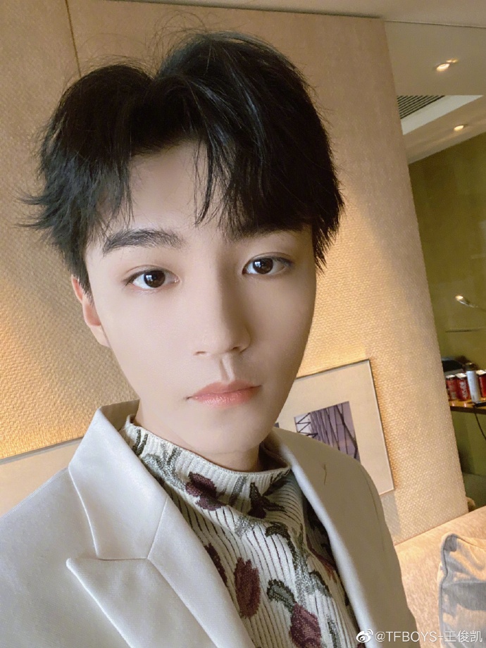 王俊凯自发两张自拍照:定妆照和自拍二选一你们要哪个?