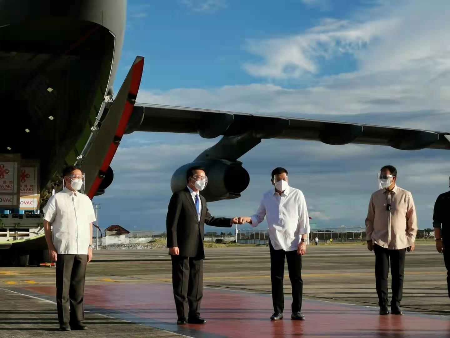 首批中国疫苗运抵马尼拉 菲律宾总统亲自接机